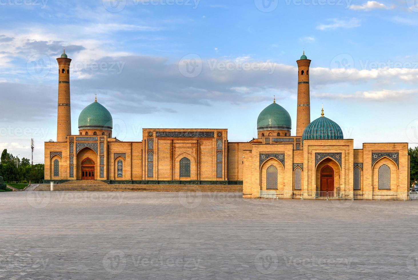 vista do complexo tashkent hazrati imam barakhan madrasa em tashkent, uzbequistão. foto