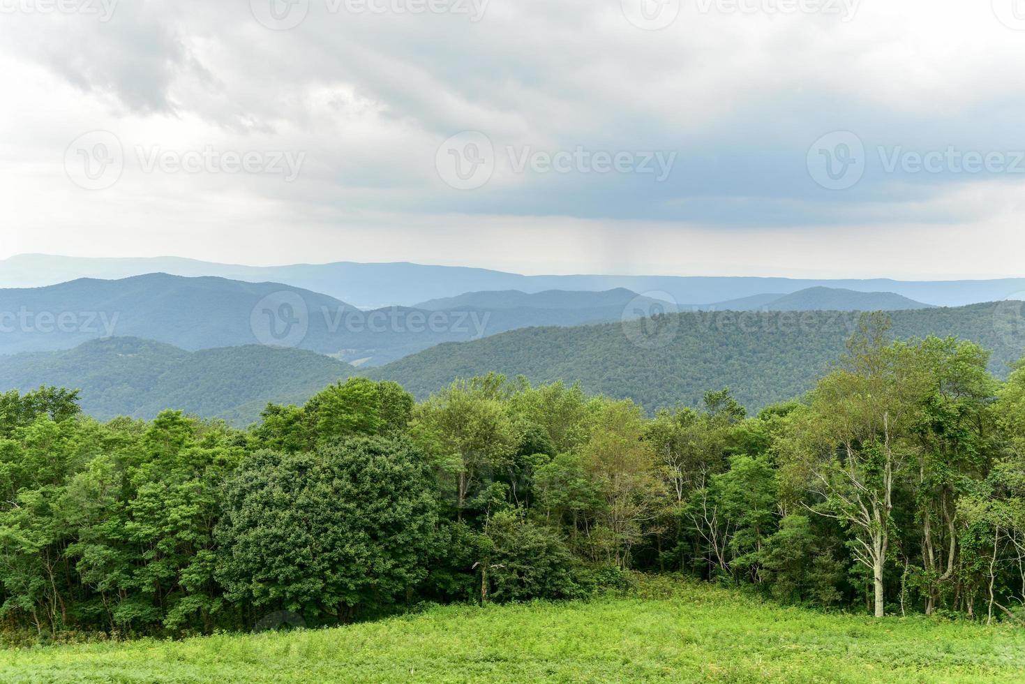 vista do vale de shenandoah e montanhas azuis do parque nacional de shenandoah, virgínia foto