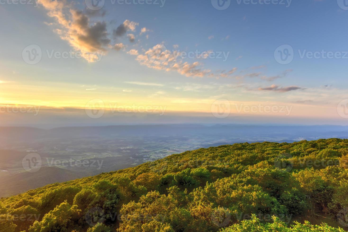 vista do pôr do sol sobre o vale de shenandoah e montanhas azuis do parque nacional de shenandoah, virgínia foto