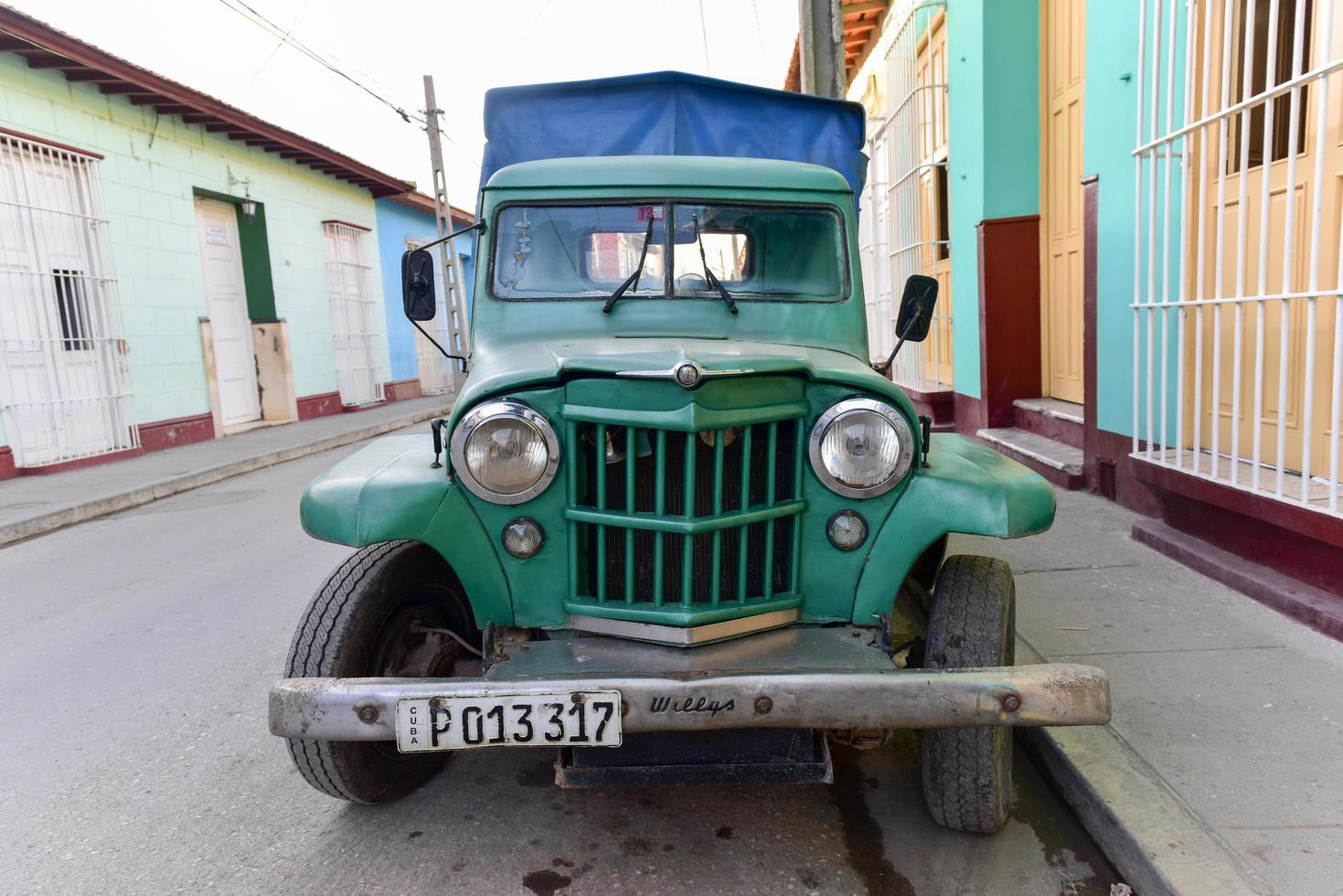 trinidad, cuba - 12 de janeiro de 2017 - carro clássico na parte antiga das ruas de trinidad, cuba. foto