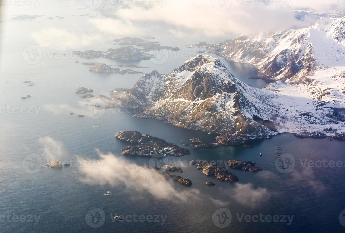 uma vista aérea das montanhas cobertas de neve das ilhas lofoten, noruega no inverno. foto
