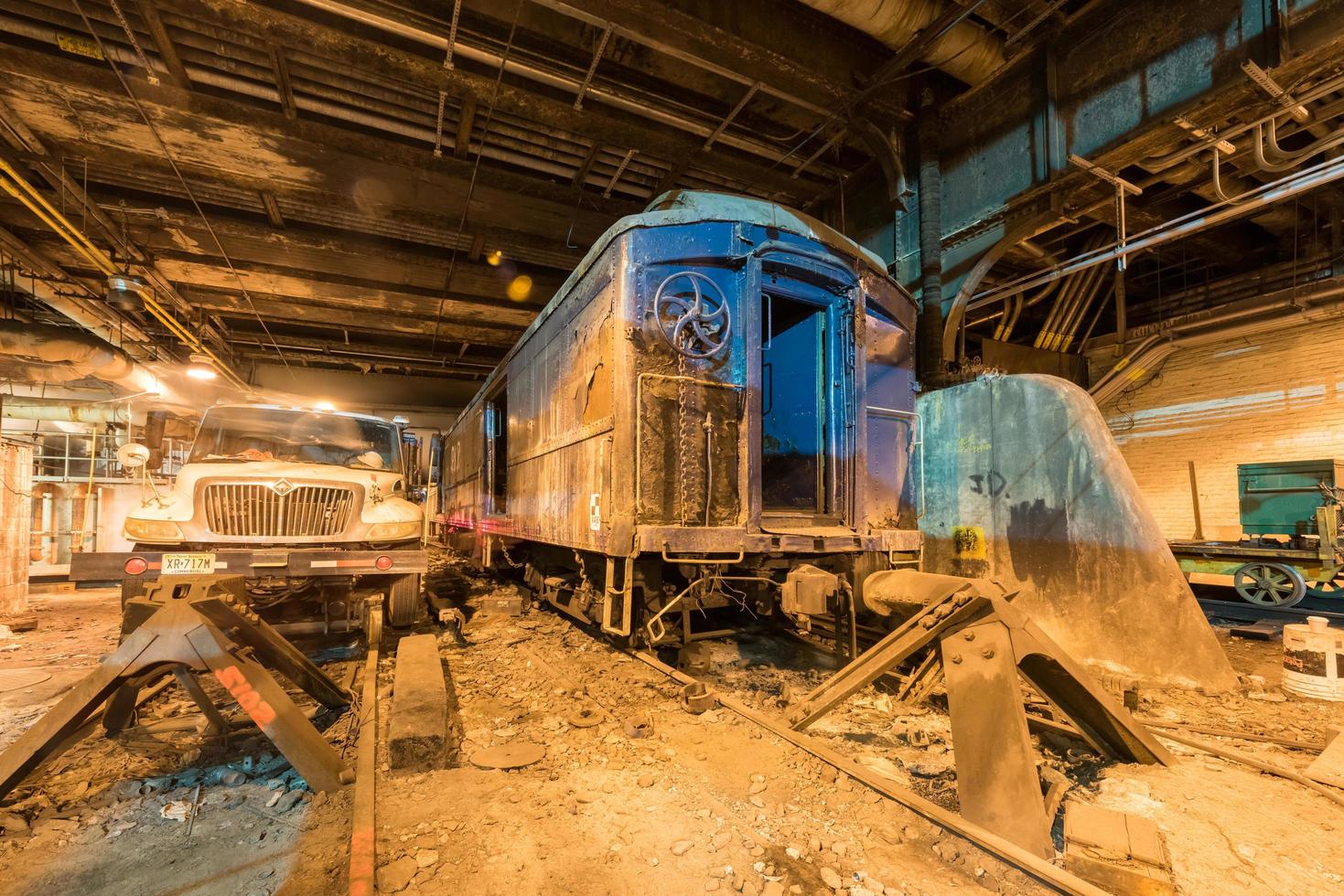 nova york - 28 de dezembro de 2015 - trilho 61 na grand central station com um vagão de trem especialmente construído que continha a limusine blindada perfurada especialmente projetada do fdr. conservada desde 1945. foto