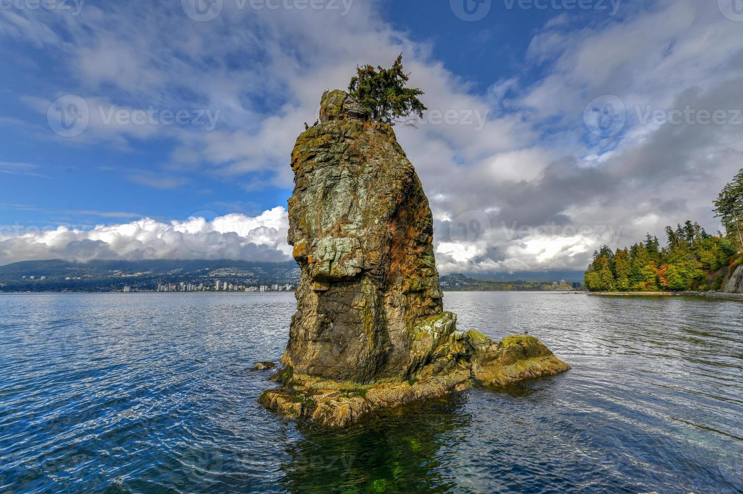 siwash rock, também conhecido pelo nome squamish skaish, uma famosa formação rochosa no paredão do parque stanley vancouver columbia britânica canadá foto