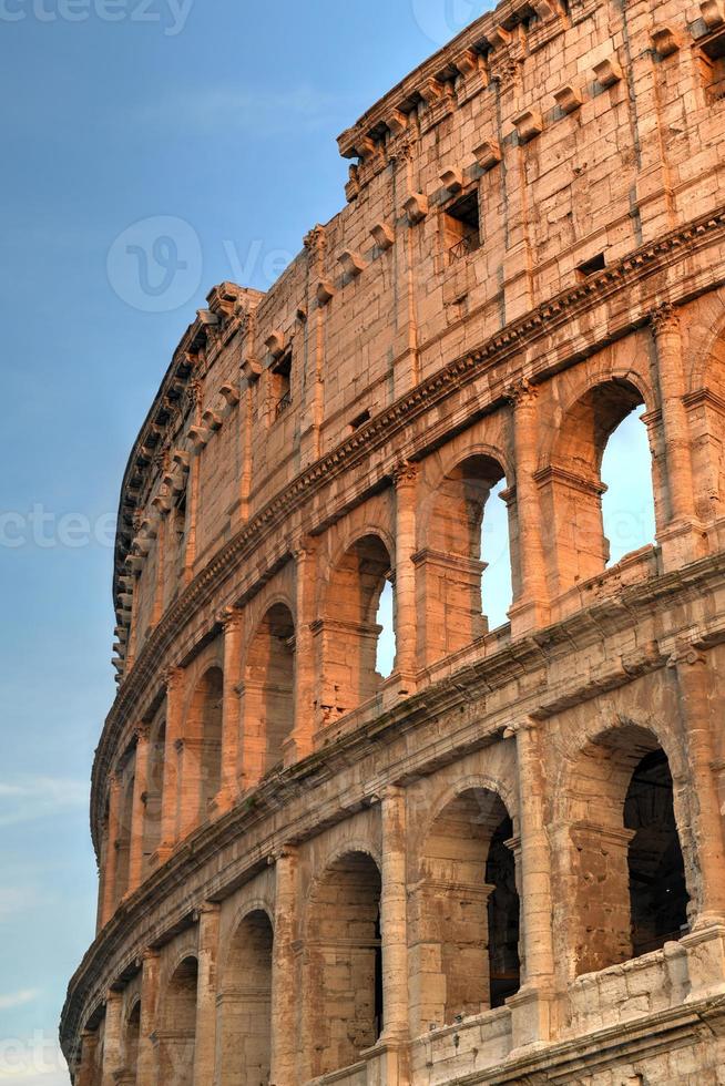 antigo coliseu romano ao pôr do sol em roma, itália. foto