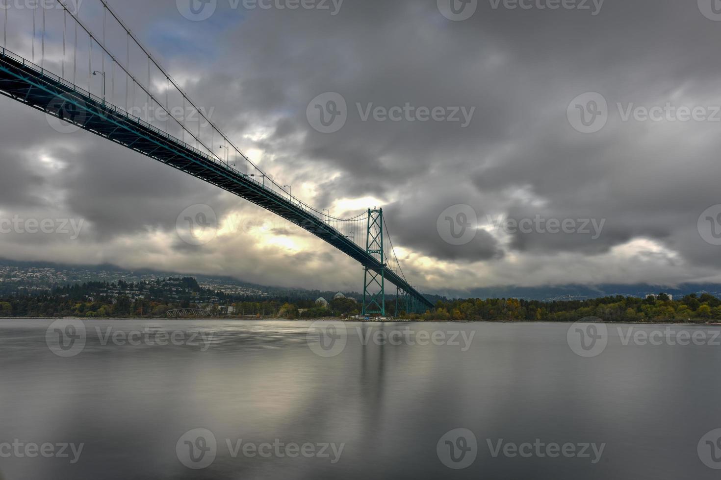 Lions Gate Bridge vista do Parque Stanley em Vancouver, Canadá. a lions gate bridge, inaugurada em 1938, oficialmente conhecida como a primeira ponte estreita, é uma ponte pênsil. foto