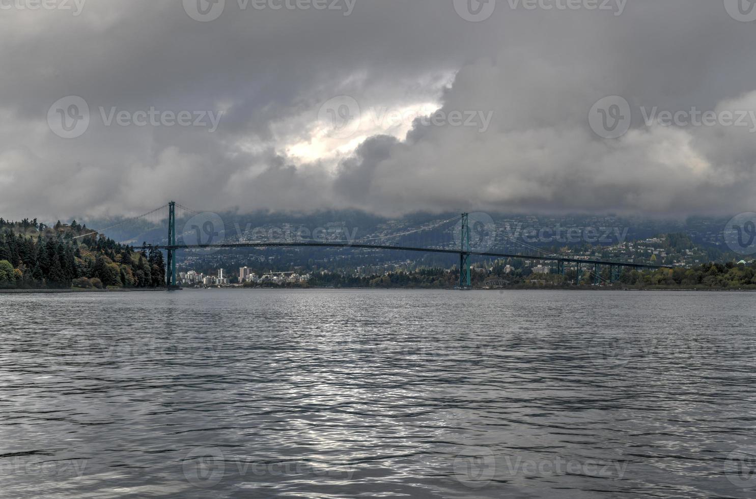 Lions Gate Bridge vista do Parque Stanley em Vancouver, Canadá. a lions gate bridge, inaugurada em 1938, oficialmente conhecida como a primeira ponte estreita, é uma ponte pênsil. foto