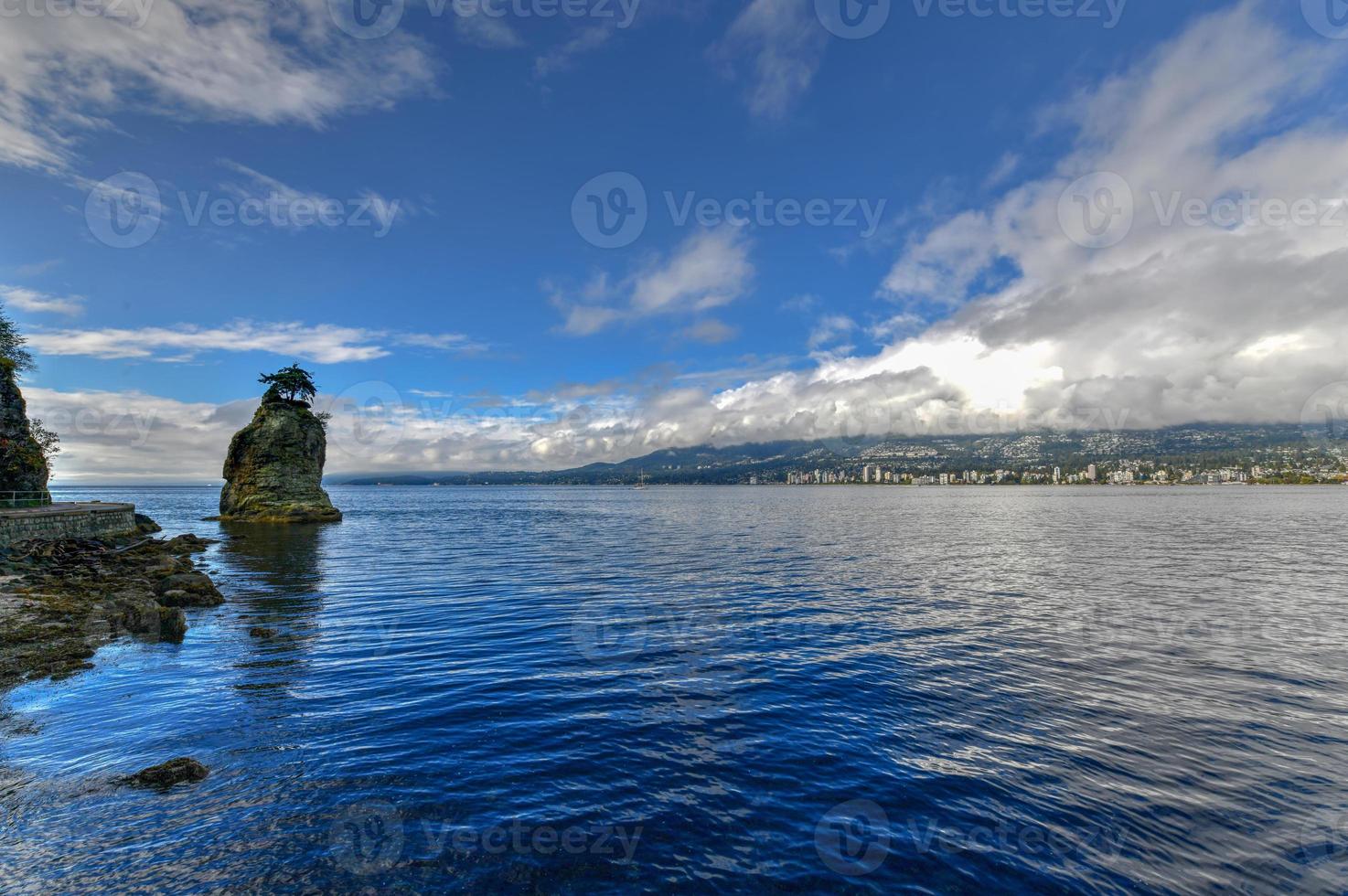 siwash rock, também conhecido pelo nome squamish skaish, uma famosa formação rochosa no paredão do parque stanley vancouver columbia britânica canadá foto