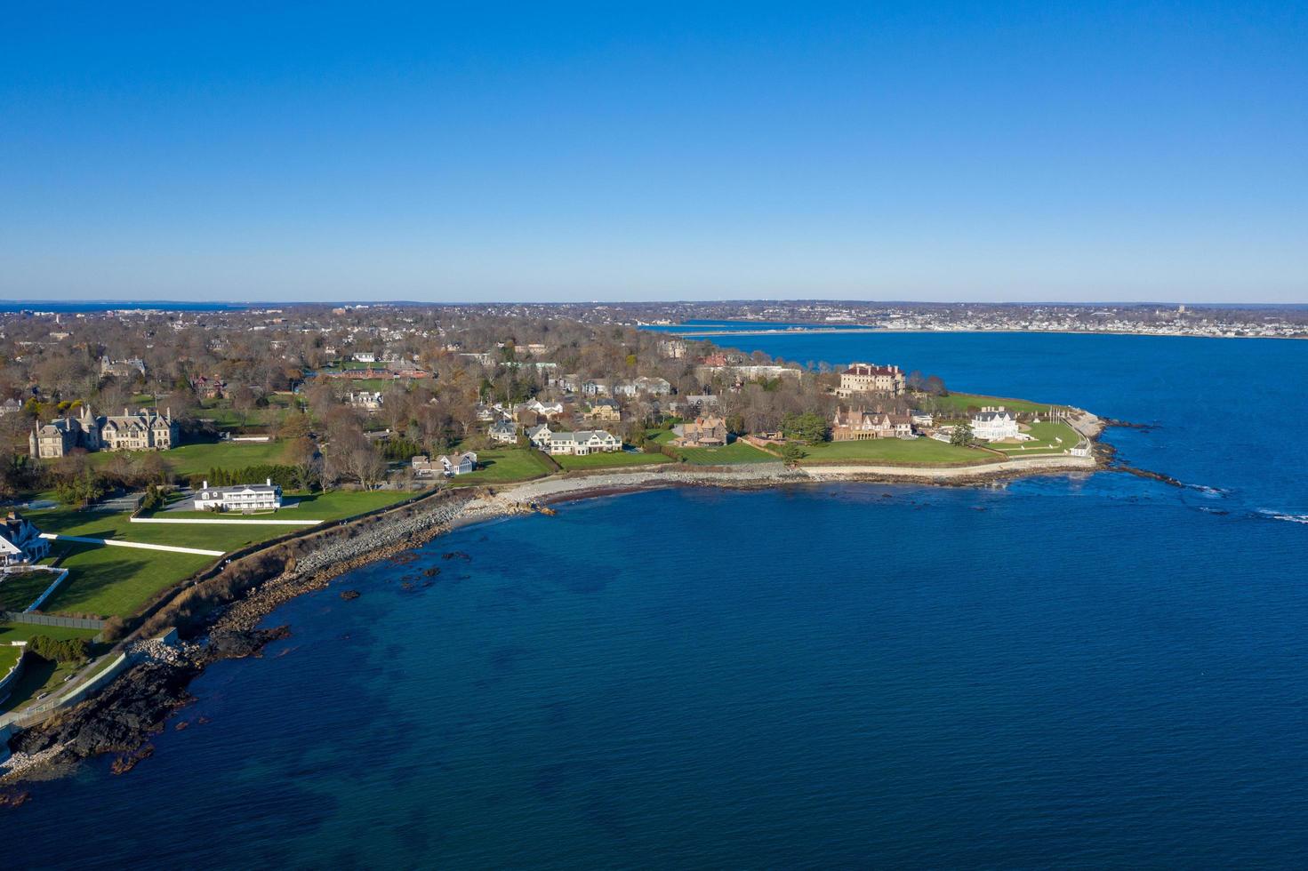 newport, rhode island - 29 de novembro de 2020 - vista aérea da costa rochosa e do penhasco de newport, rhode island. foto