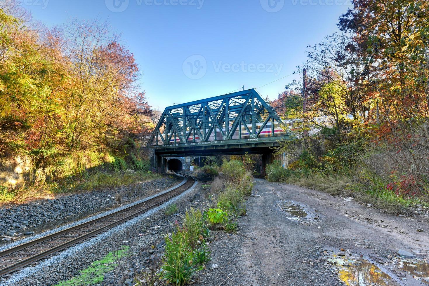 trem passando pela ponte em jersey city, new jersey. foto