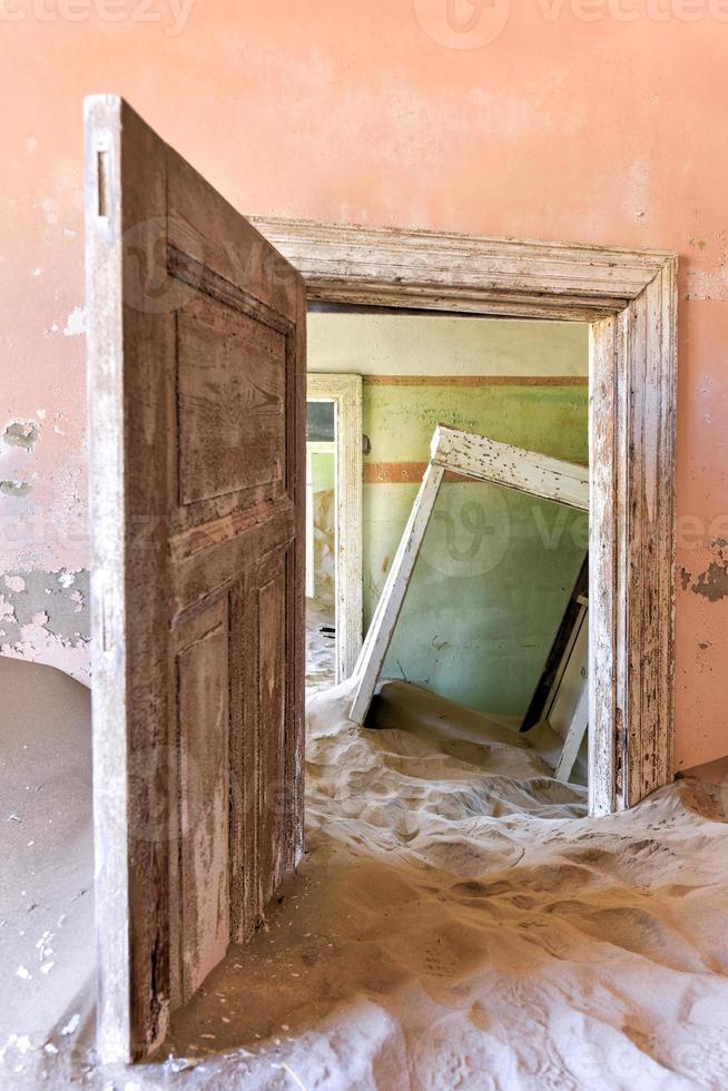 cidade fantasma kolmanskop, namíbia foto