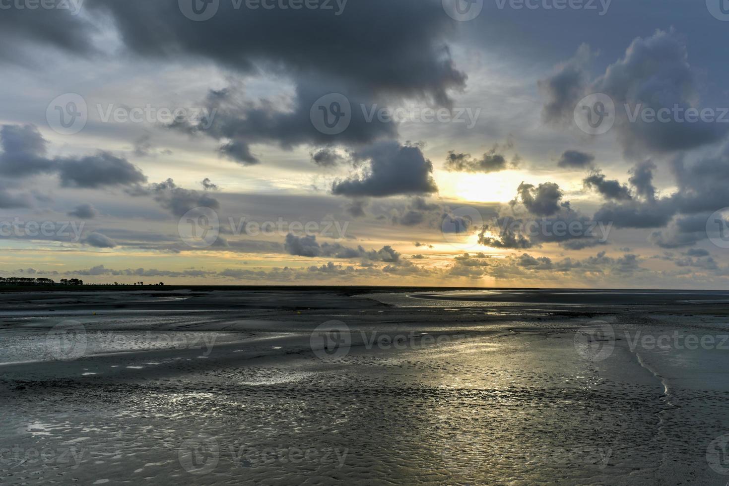 pôr do sol pela catedral do mont saint-michel na ilha, normandia, norte da frança, europa. foto