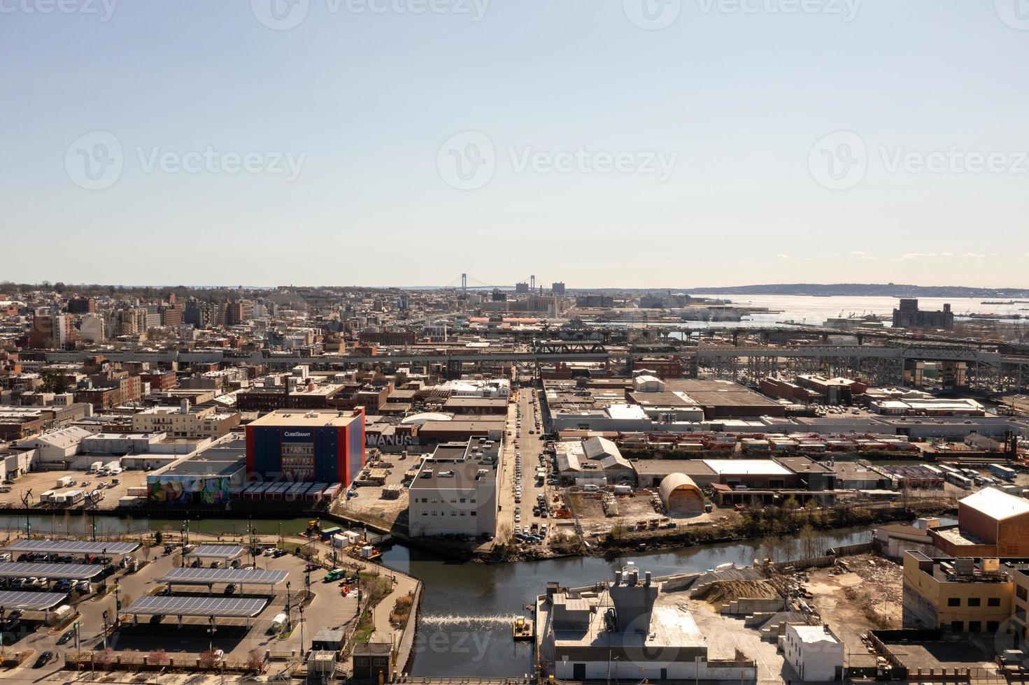 brooklyn, ny - 8 de abril de 2021 - o canal gowanus, também conhecido como gowanus creek canal, é um canal no bairro de brooklyn, em nova york, geograficamente na parte mais ocidental de long island. foto