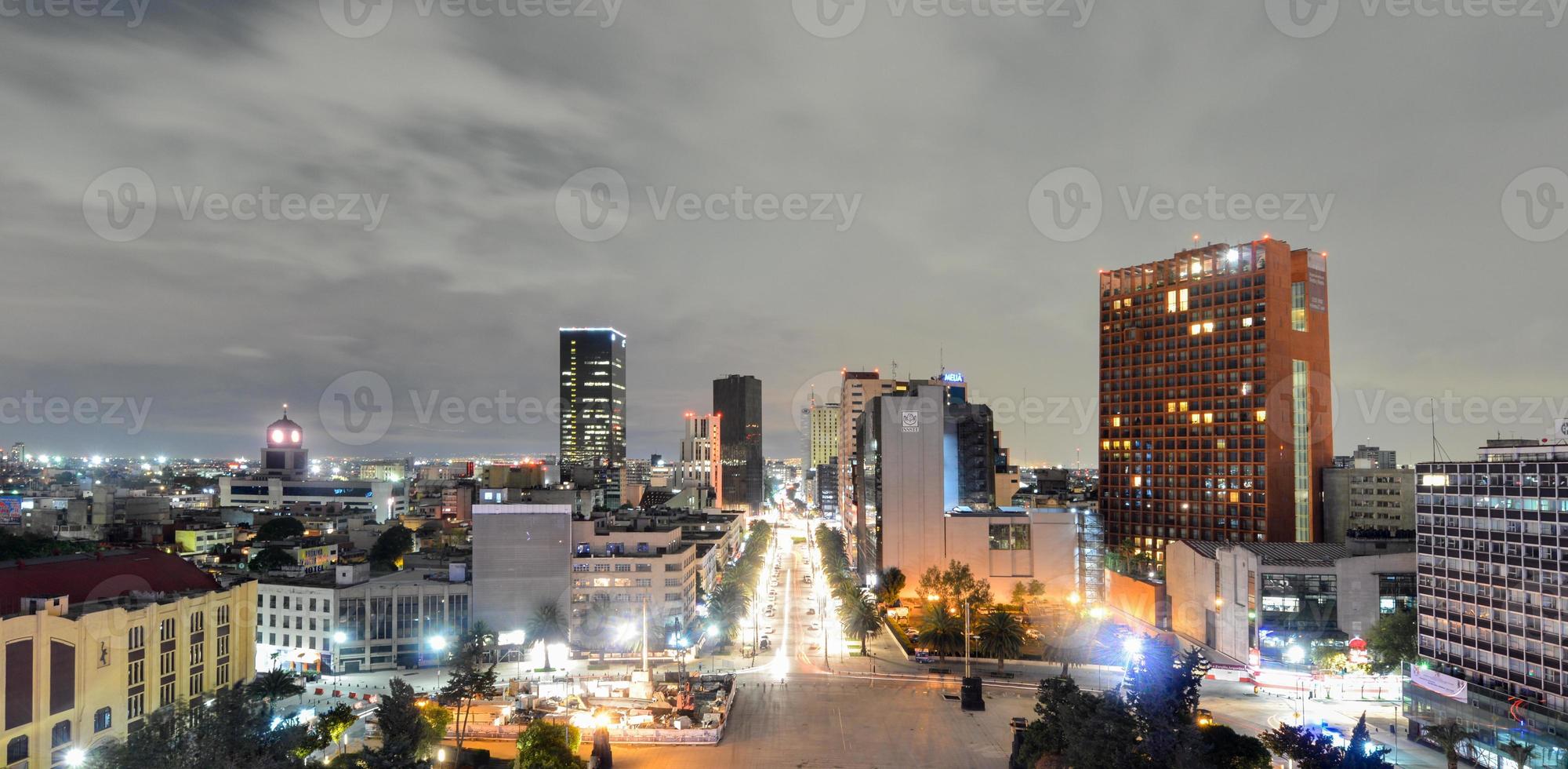 horizonte da cidade do méxico à noite do monumento à revolução mexicana. foto