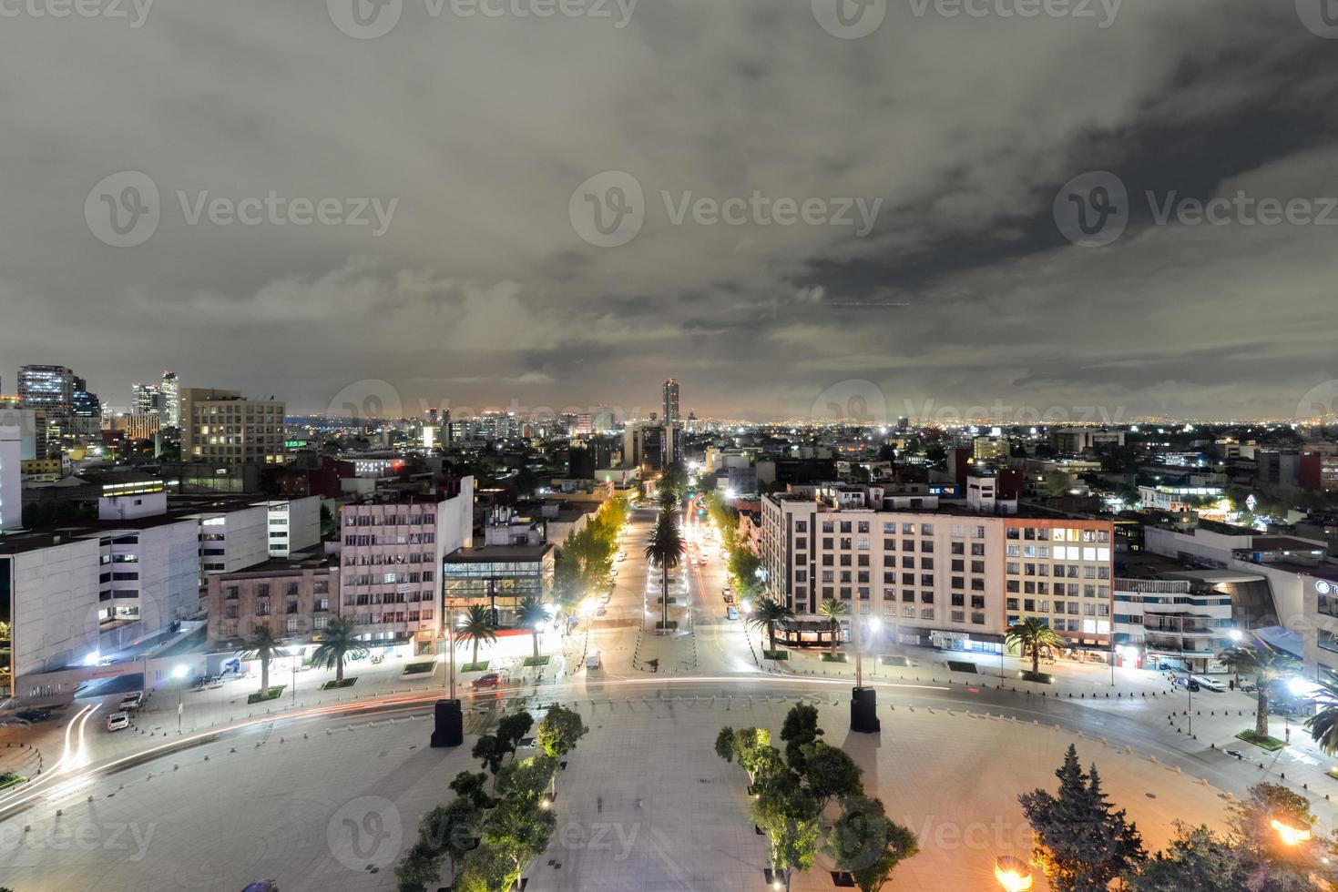 horizonte da cidade do méxico à noite do monumento à revolução mexicana. foto