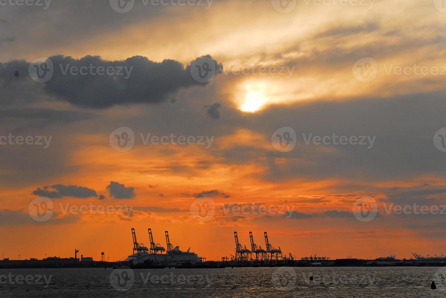 vista sobre o porto de nova york ao pôr do sol. foto