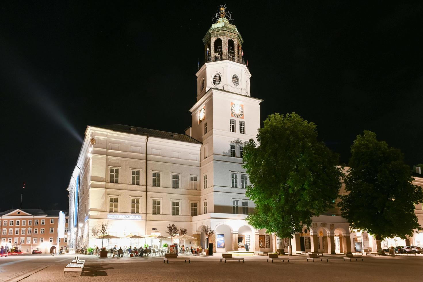 salzburgo, áustria - 10 de julho de 2021 - vista do edifício branco do museu de salzburgo situado no edifício neue residenz e a fonte residenzbrunnen na residenzplatz. foto