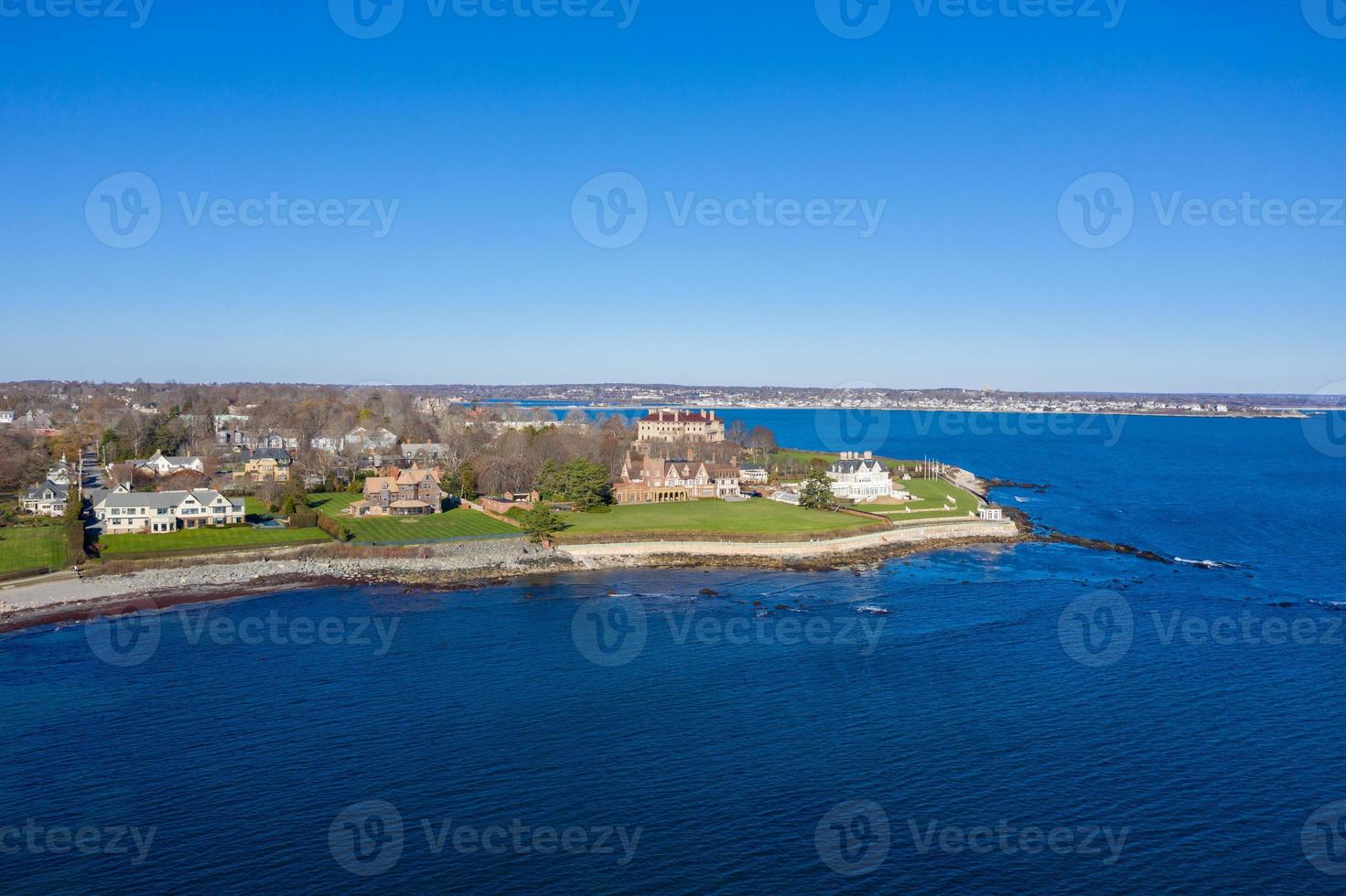 newport, rhode island - 29 de novembro de 2020 - vista aérea da costa rochosa e do penhasco de newport, rhode island. foto