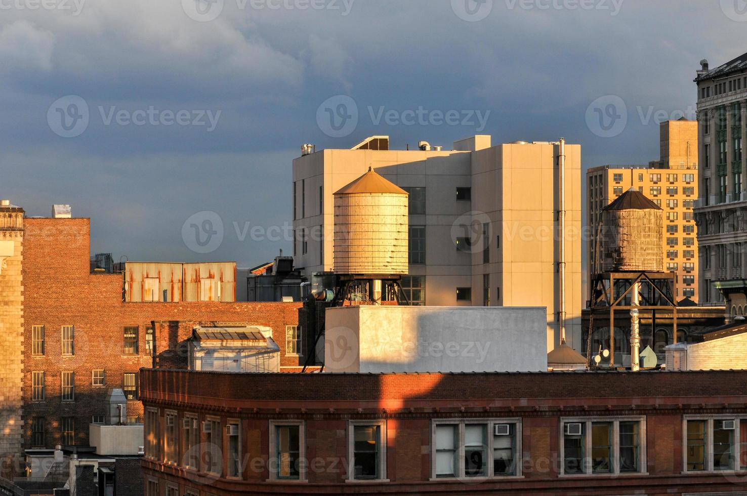 tanque de água no telhado na cidade de nova york. foto