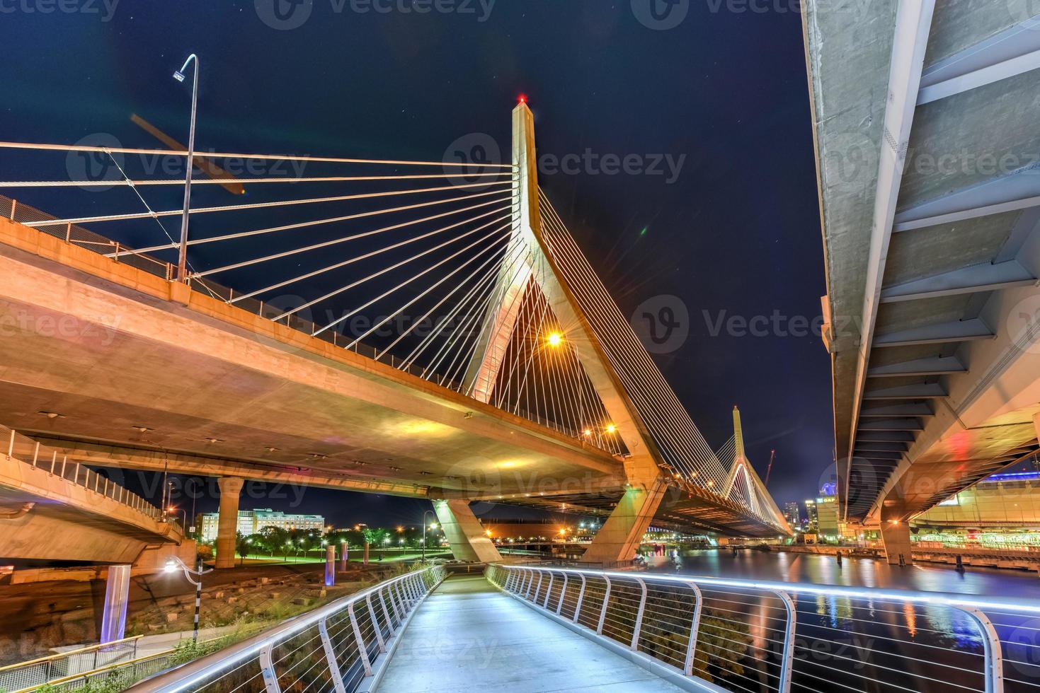 boston leonard pág. zakim bunker hill memorial bridge à noite em bunker hill massachusetts, eua. foto