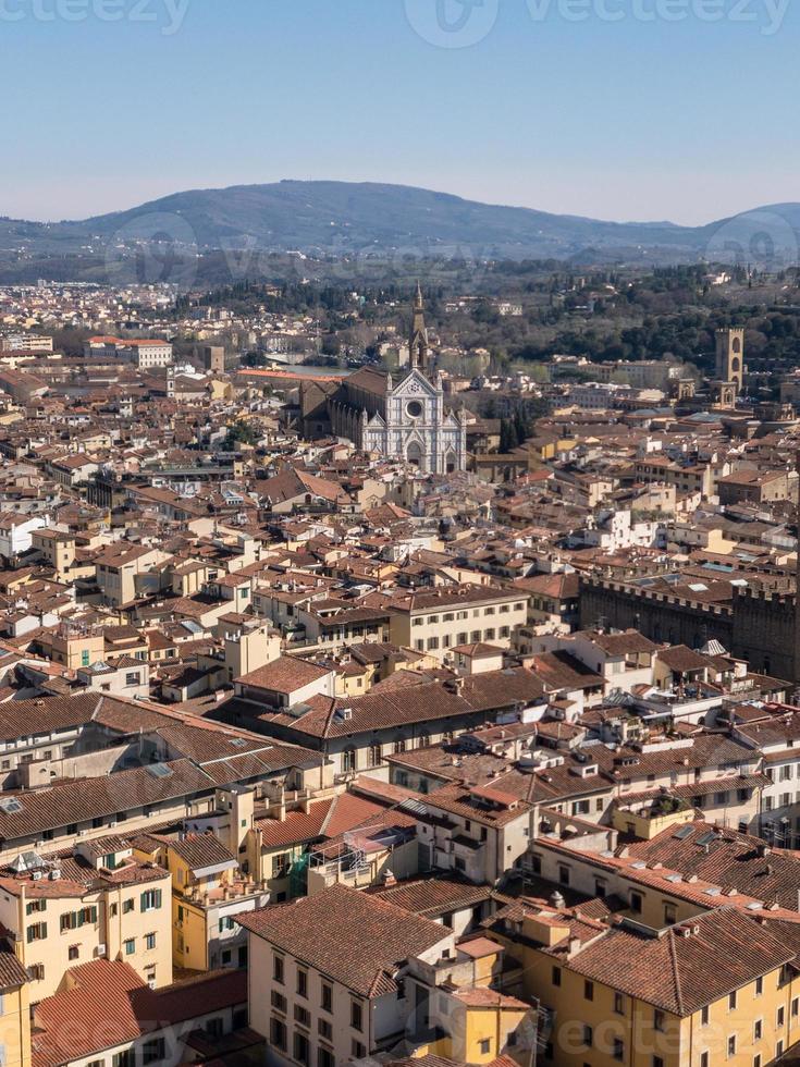 vista aérea da basílica de santa croce na praça de mesmo nome em florença, toscana, itália. foto