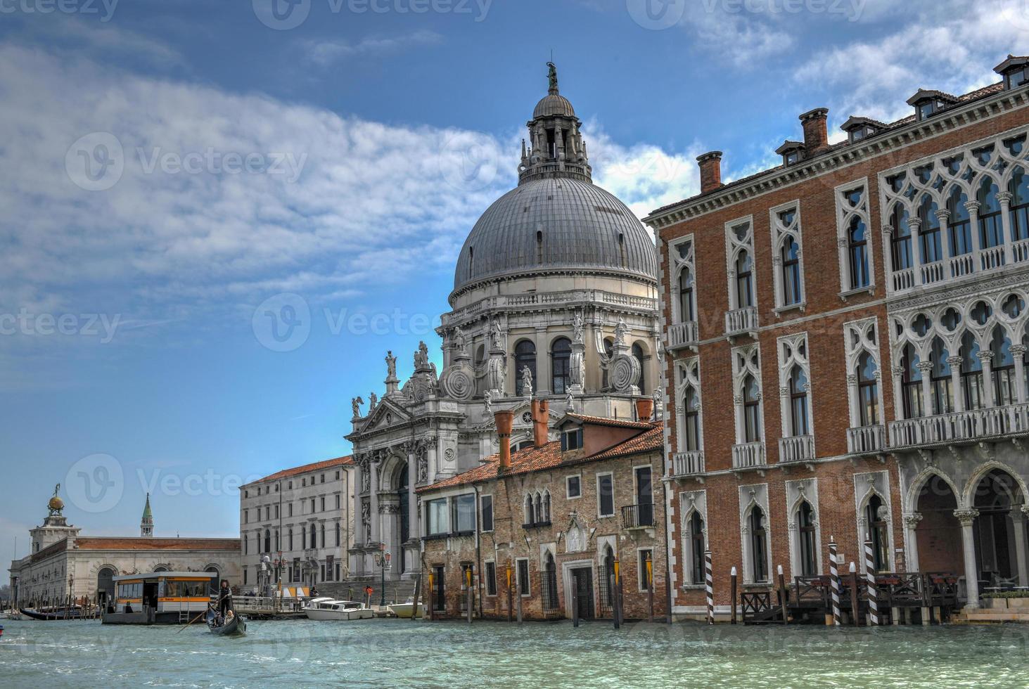 grande canal e basílica santa maria della salute em veneza, itália foto