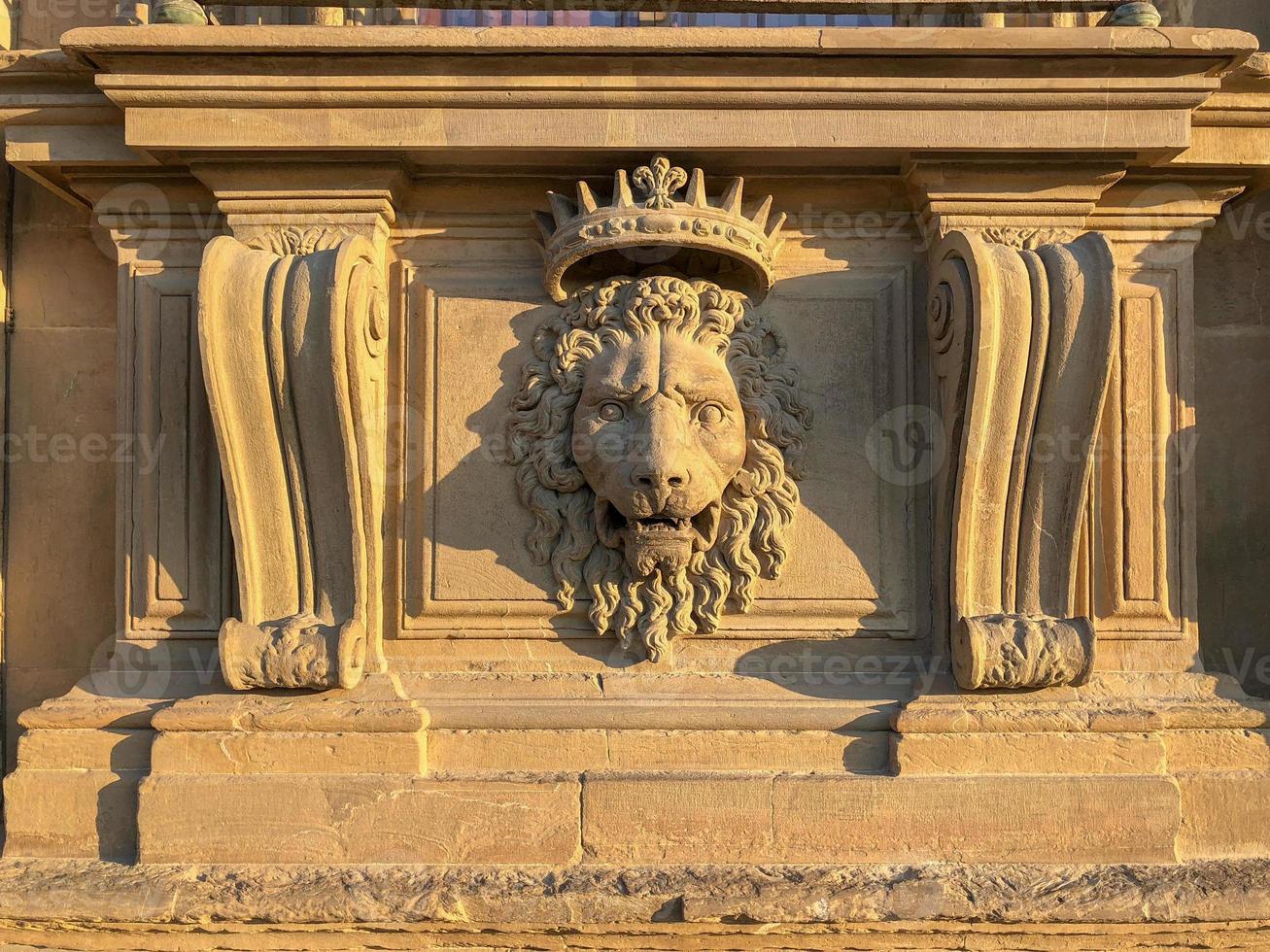 feche o estuque de leão no palazzo pitti, o antigo palácio da família medici em florença, itália. foto