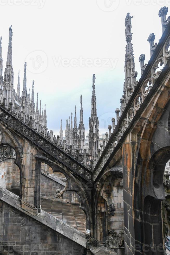 catedral de milão, duomo di milano, uma das maiores igrejas do mundo, na praça piazza duomo, no centro da cidade de milão, na itália. foto