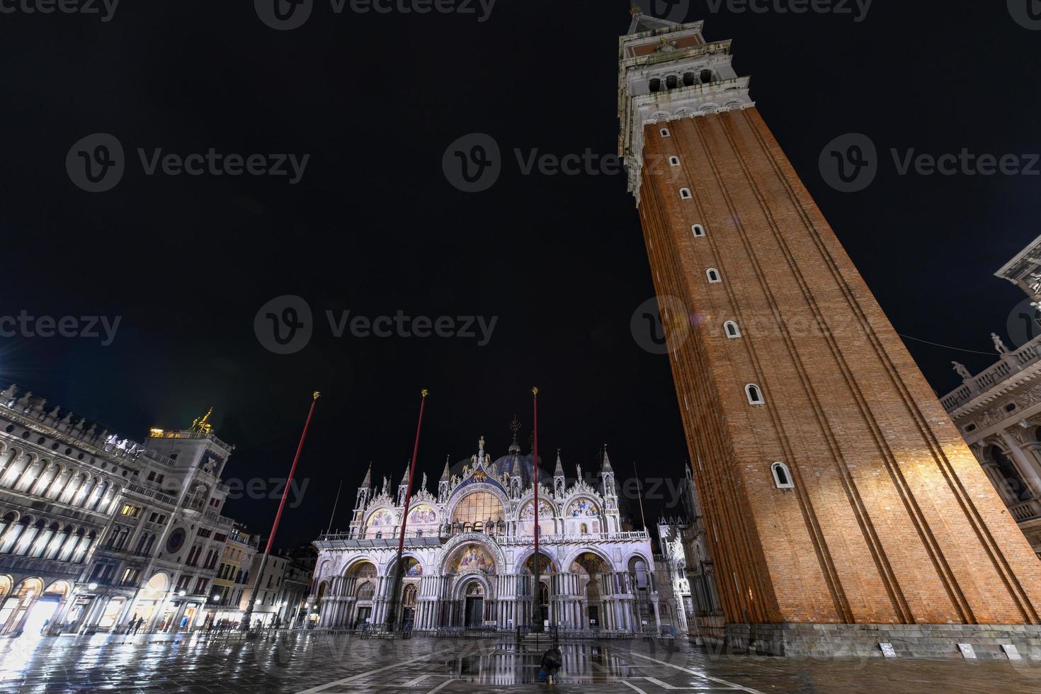 praça de são marcos em veneza itália à noite com reflexos na água. foto