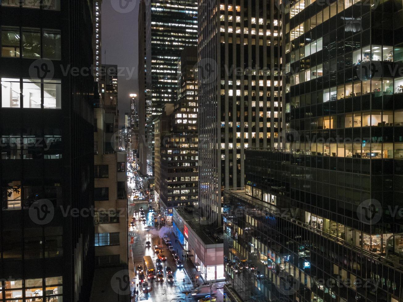 vista aérea dos escritórios do centro de manhattan, nova york à noite. foto