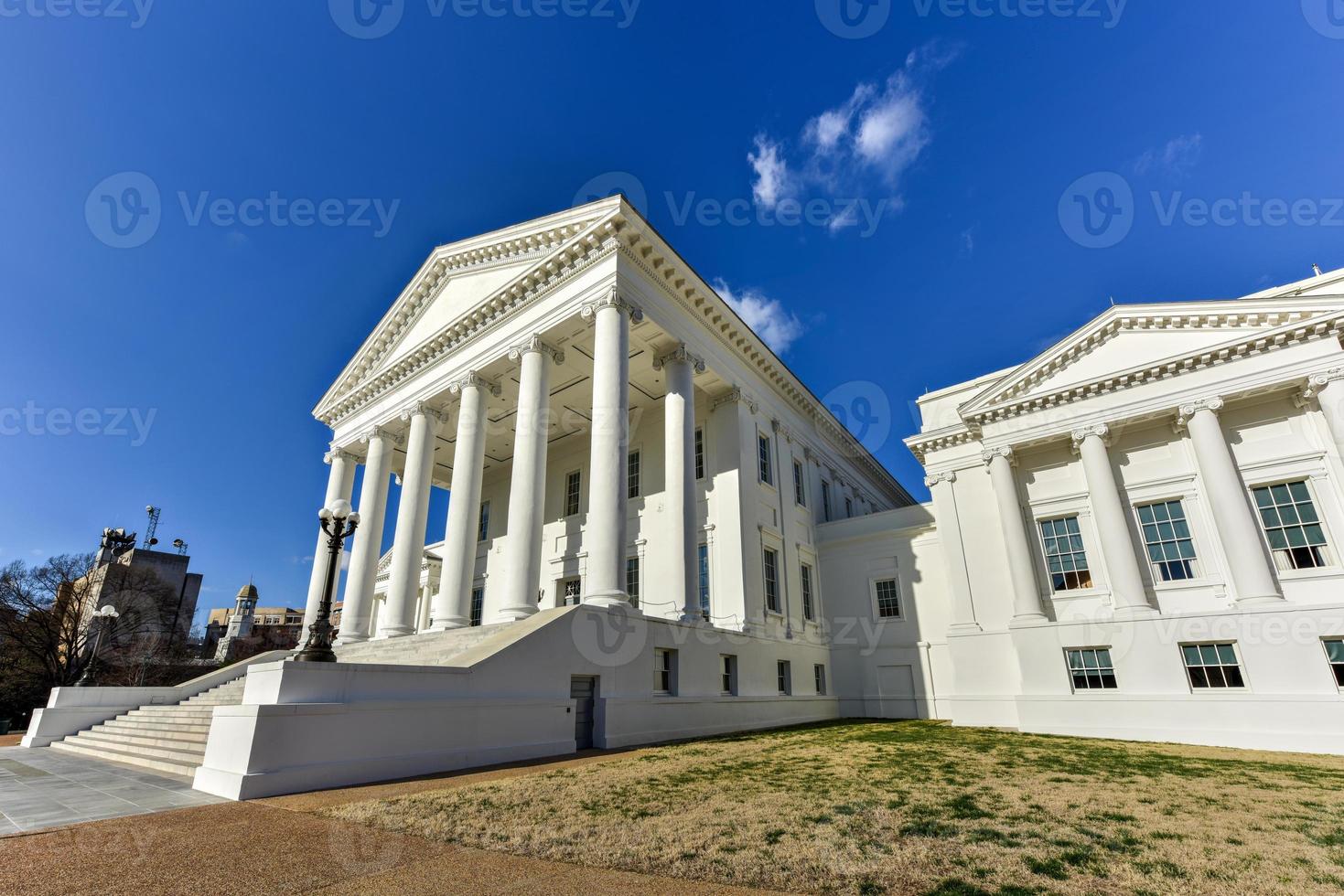 o capitólio do estado da virgínia, projetado por thomas jefferson, inspirado na arquitetura grega e romana em richmond, virgínia. foto