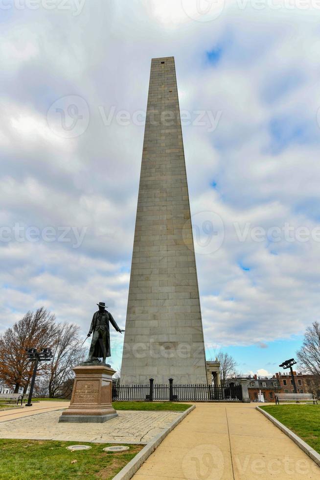 o monumento bunker hill foi erguido para comemorar a batalha de bunker hill, que foi uma das primeiras grandes batalhas entre as forças britânicas e patriotas na guerra revolucionária americana. foto