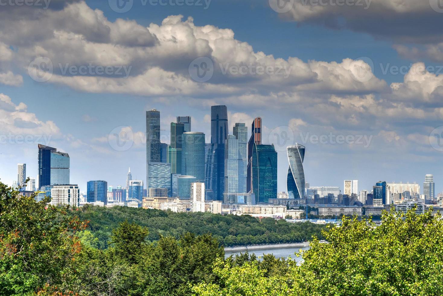 vista aérea dos arranha-céus da cidade de moscou sobre o rio moscou, em moscou, rússia. foto