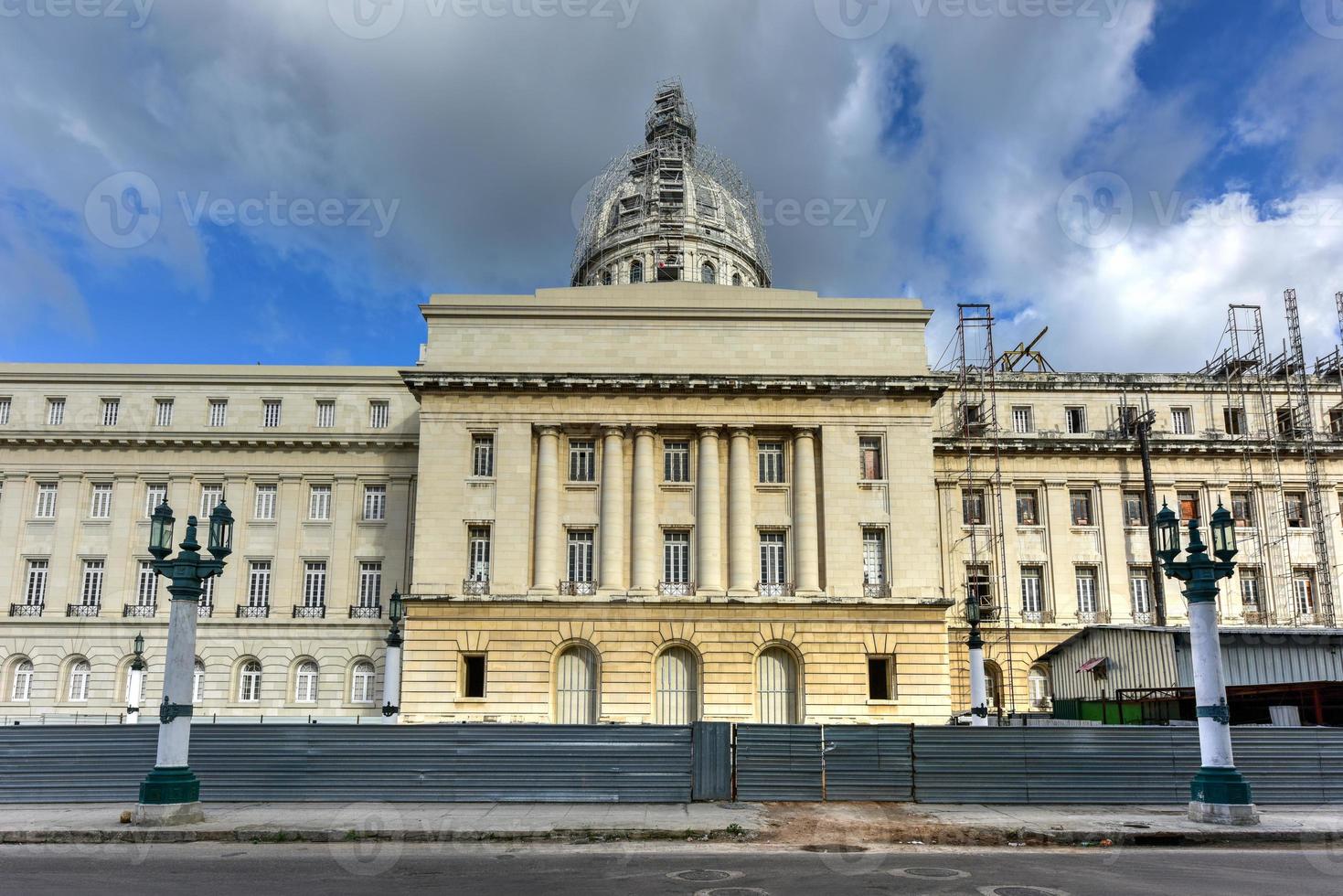 vista traseira do edifício da capital nacional em havana, cuba. foto