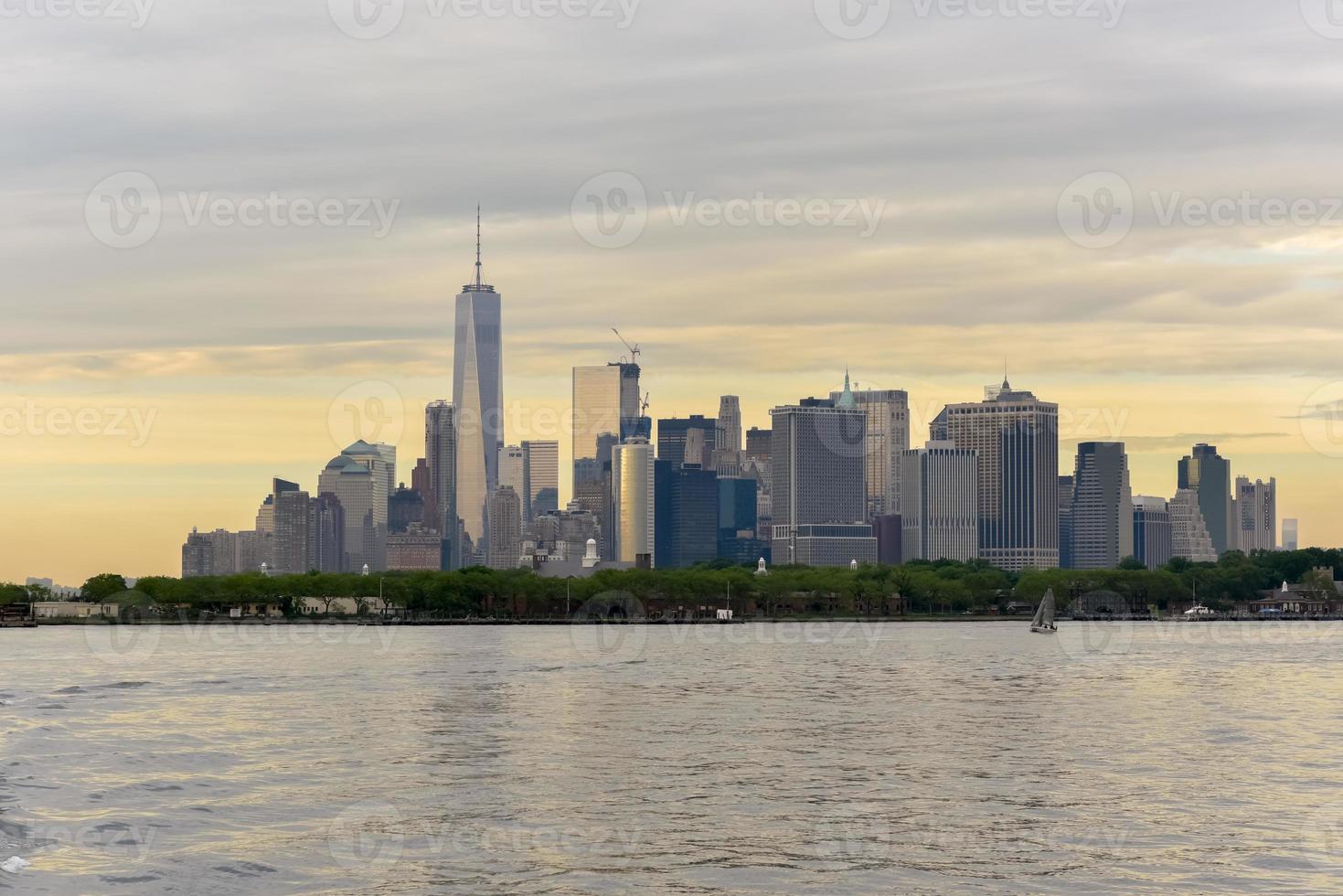 vista do centro de manhattan de red hook, brooklyn, nova york. foto