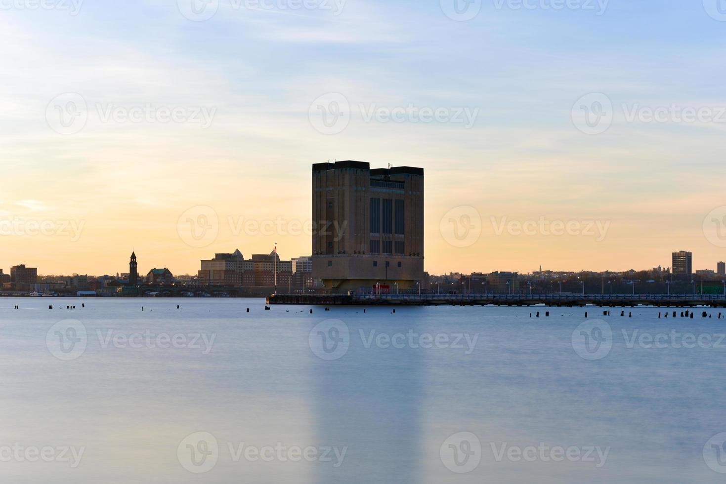 duto de ar do túnel holandês ao pôr do sol de manhattan, cidade de nova york, sobre o rio hudson. foto