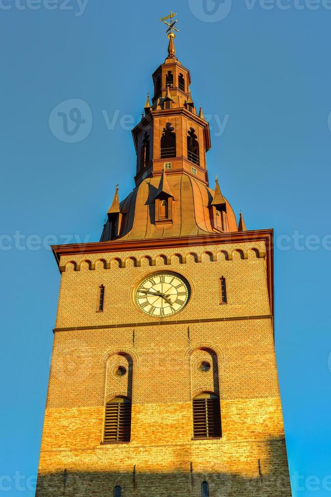 a catedral de oslo, anteriormente a igreja do nosso salvador, é a principal igreja do bispado de oslo da igreja da noruega. o edifício atual data de 1694-1697. foto