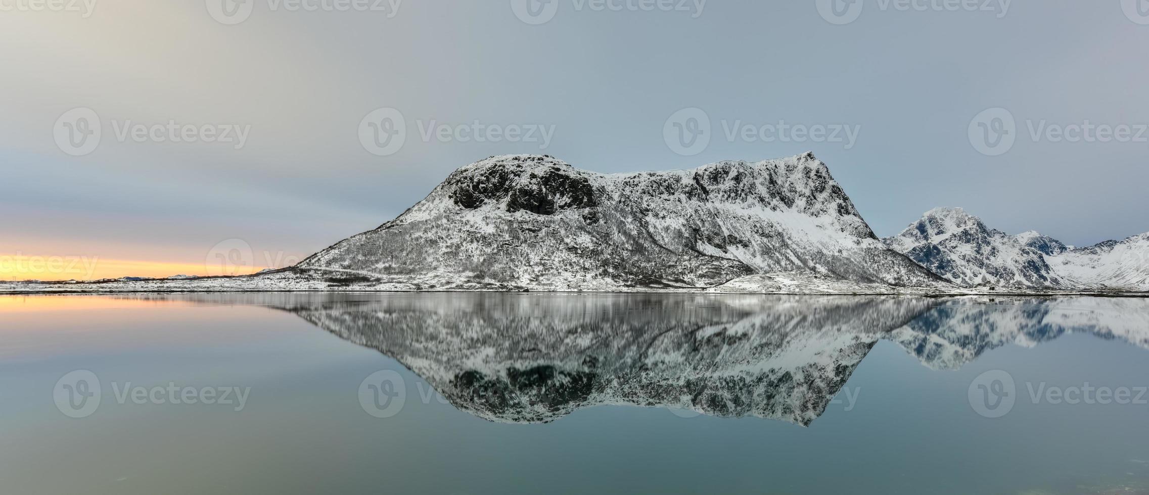 vagspollen reflexão ao nascer do sol nas ilhas lofoten, noruega no inverno. foto