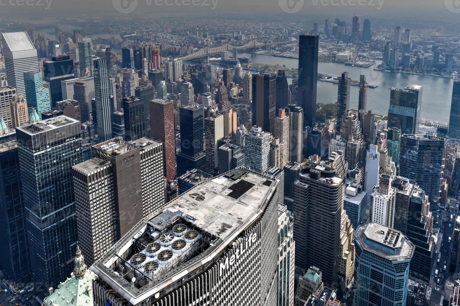 cidade de nova york - 25 de outubro de 2019 - vista dos arranha-céus ao longo do horizonte da cidade de nova york durante o dia. foto