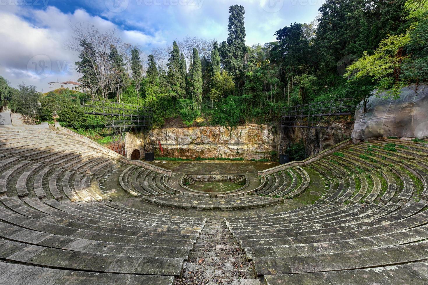 teatro grego construído para a exposição internacional de barcelona de 1929. este anfiteatro foi construído de acordo com o modelo tradicional grego no parque de montjuic. foto