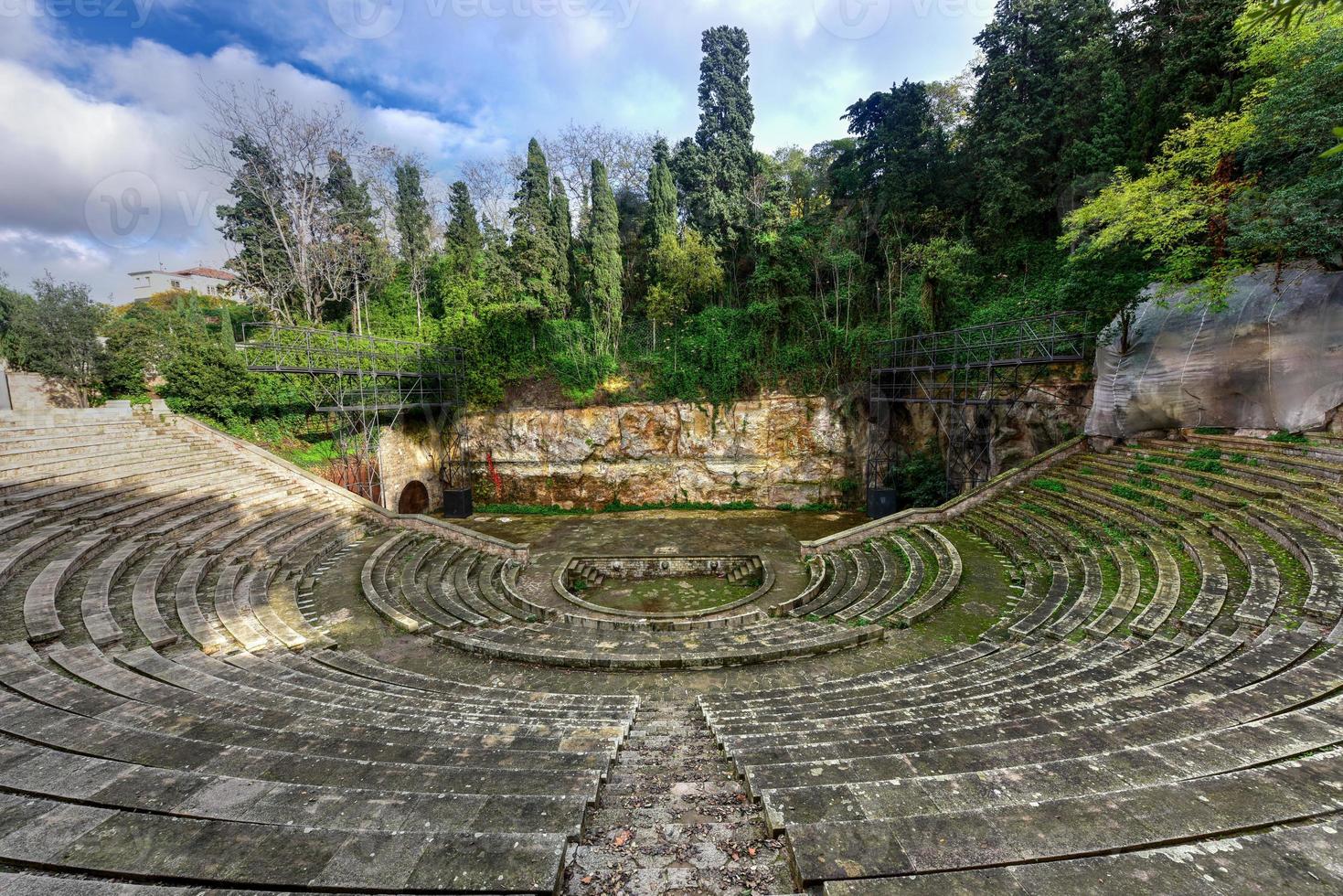 teatro grego construído para a exposição internacional de barcelona de 1929. este anfiteatro foi construído de acordo com o modelo tradicional grego no parque de montjuic. foto