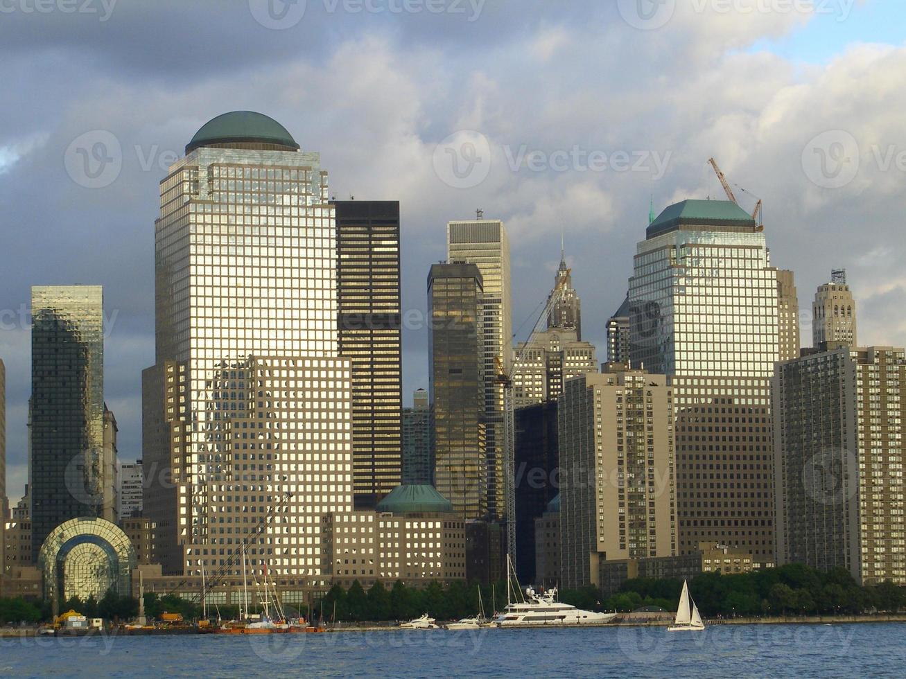 horizonte do centro da cidade de nova york visto do rio hudson foto