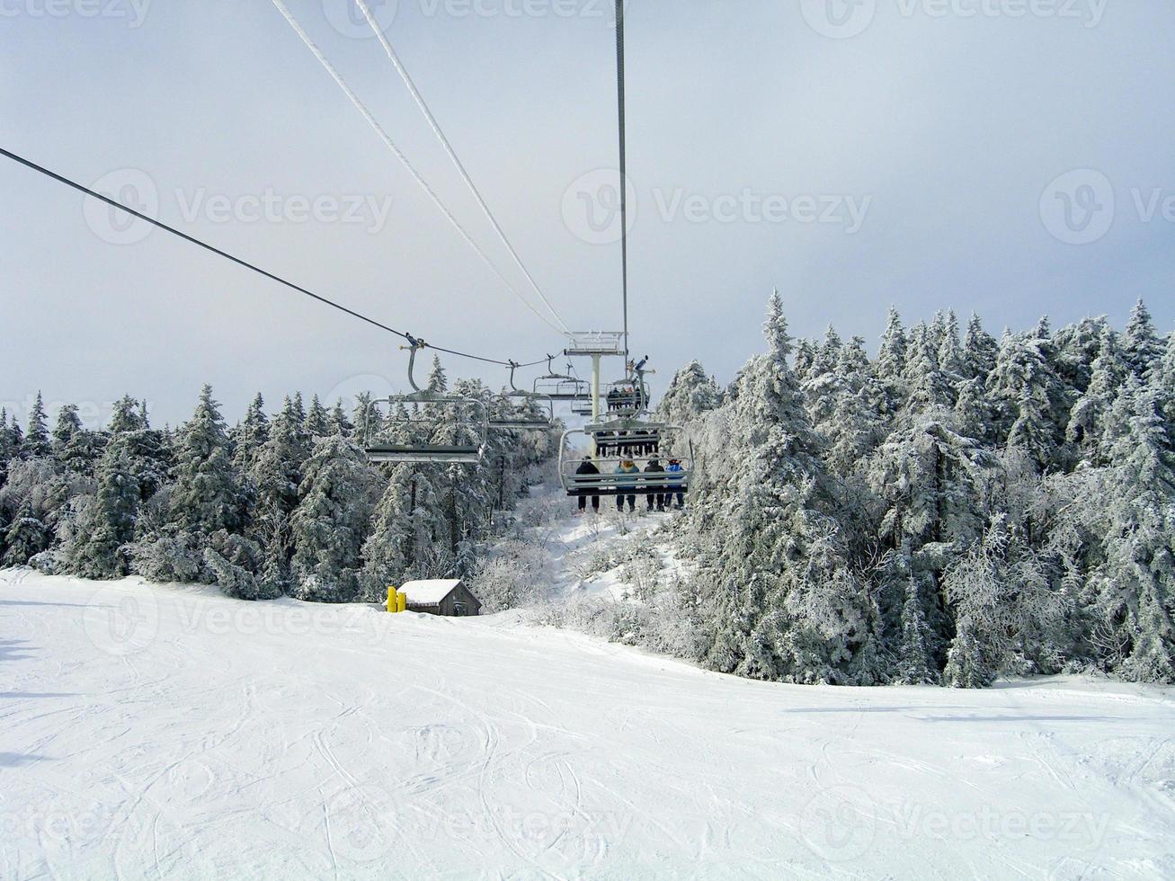 teleférico ao longo de trilhas cobertas de neve em uma estação de esqui de inverno em vermont foto