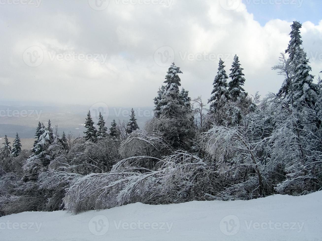 trilhas cobertas de neve em uma estação de esqui de inverno em vermont foto