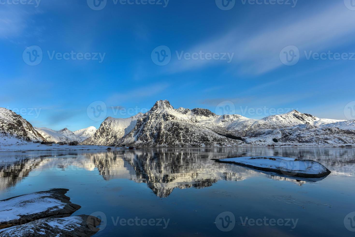 montanhas refletidas em um lago em flakstadoya nas ilhas lofoten, noruega foto