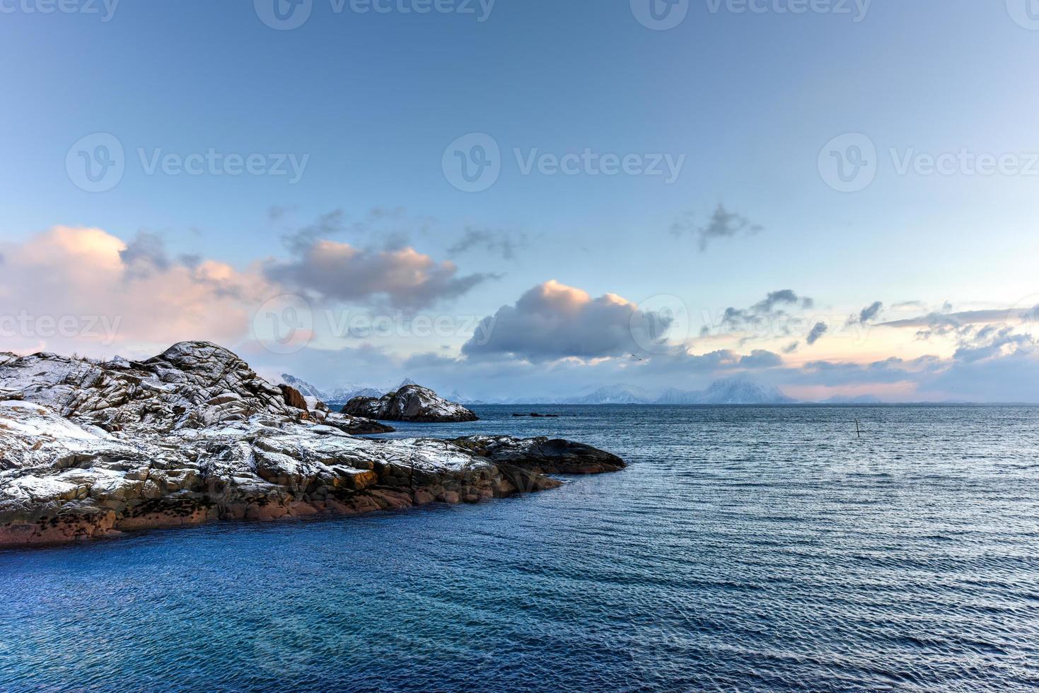stamsund nas ilhas lofoten, noruega no inverno. foto