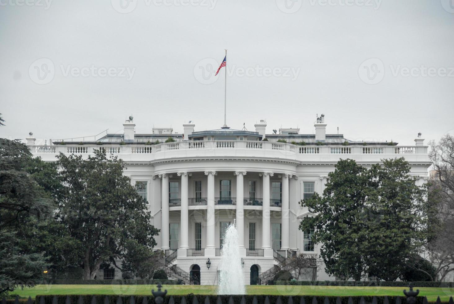 a casa branca em washington dc em um dia nublado. foto