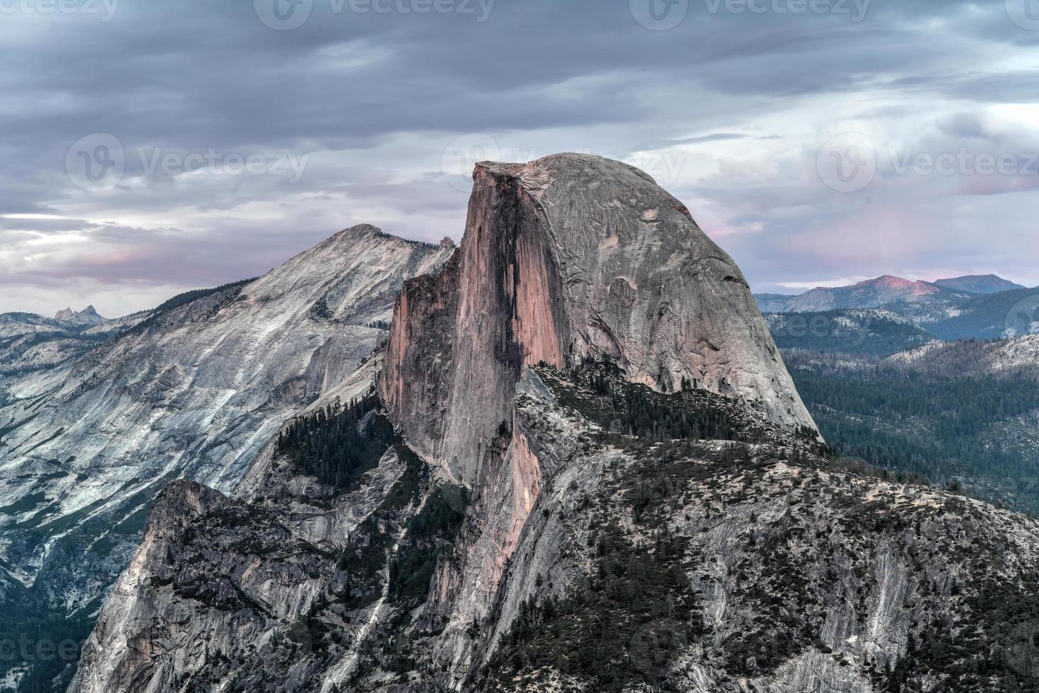 glacier point, um mirante com uma vista impressionante do vale de yosemite, do half dome, das cataratas de yosemite e das terras altas de yosemite. foto