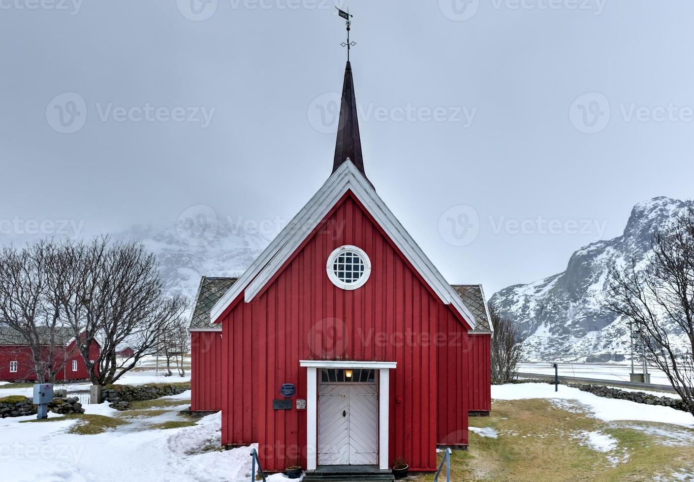 cênica velha igreja vermelha em flakstad nas ilhas lofoten, noruega no inverno. foto