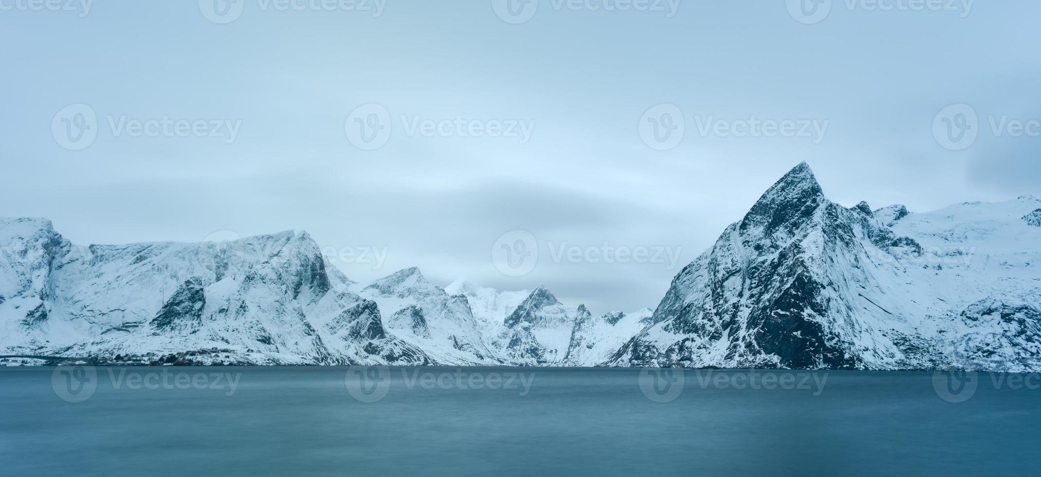 cabana de pesca no pico da montanha hamnoy e lilandstinden no inverno em reine, ilhas lofoten, noruega. foto