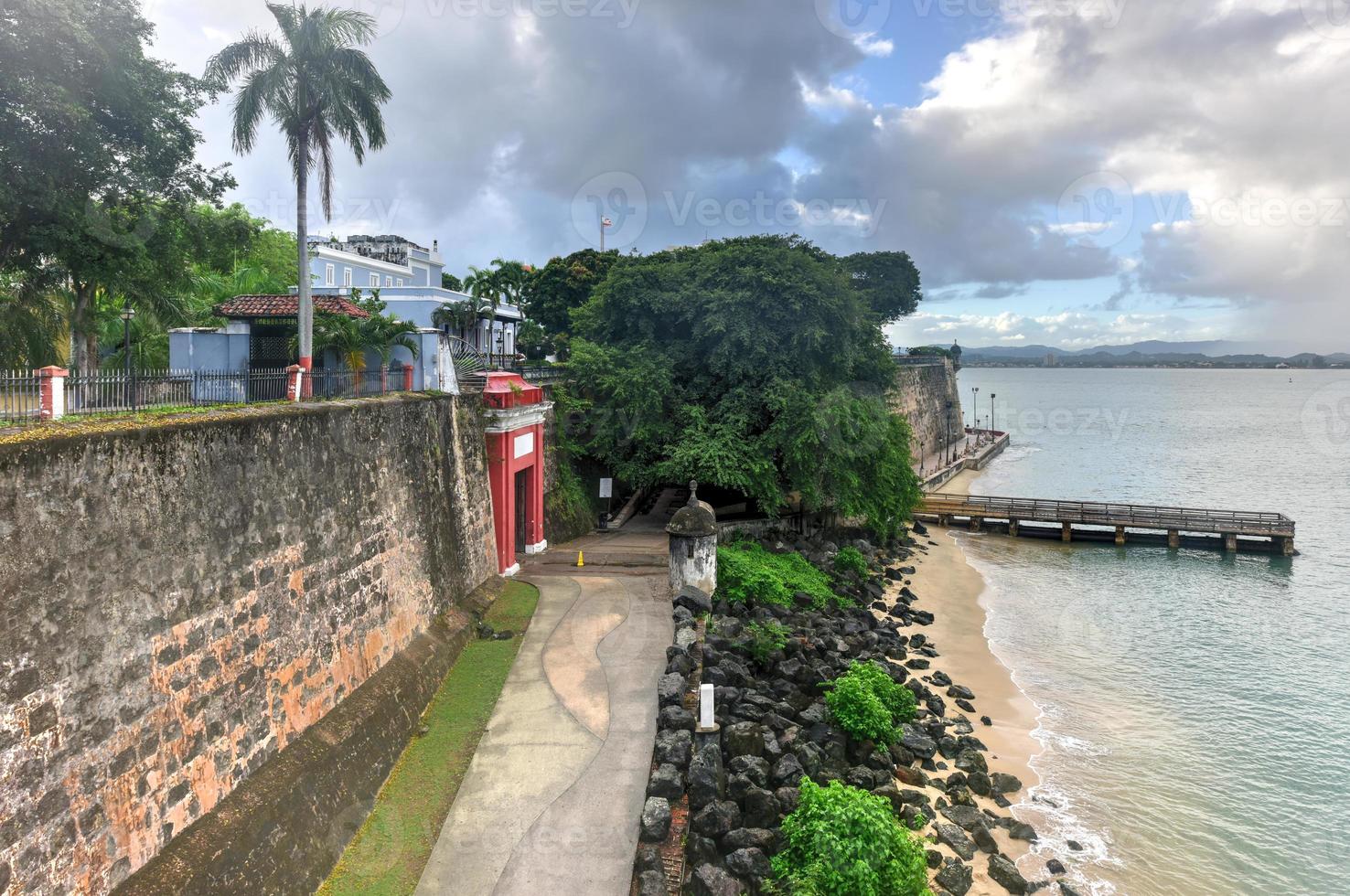 portão de san juan na cidade velha de san juan, porto rico. último remanescente dos portões originais das muralhas da cidade. foto